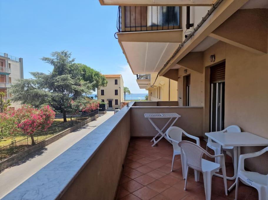 Apartamento 50 Metri Dal Mare - Free Parking E A/C Pietra Ligure Exterior foto