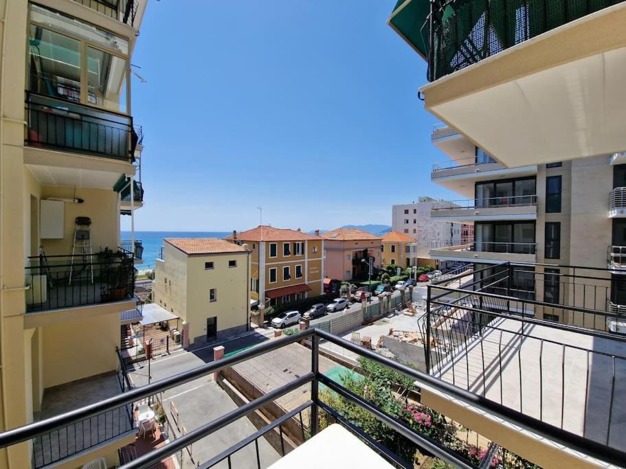 Apartamento 50 Metri Dal Mare - Free Parking E A/C Pietra Ligure Exterior foto