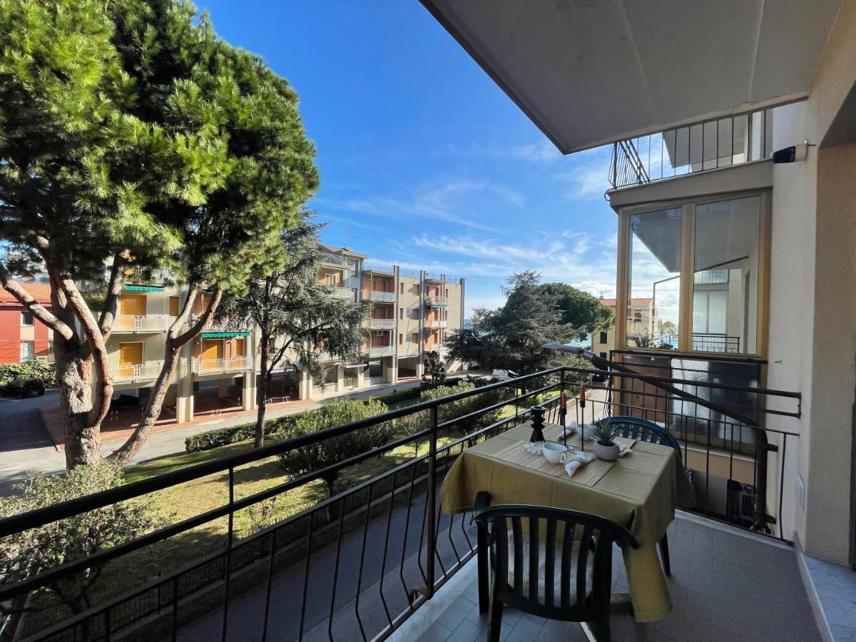 Apartamento 50 Metri Dal Mare - Free Parking E A/C Pietra Ligure Exterior foto