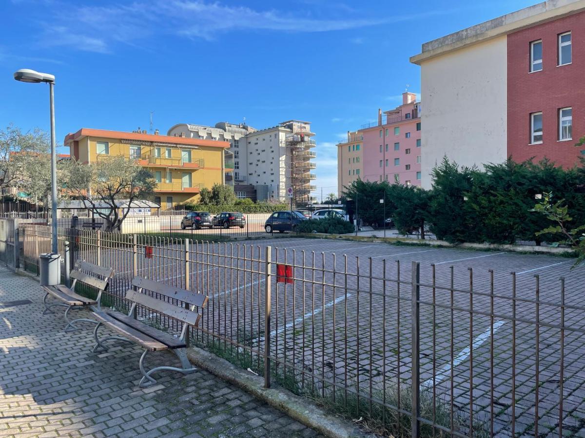 Apartamento 50 Metri Dal Mare - Free Parking E A/C Pietra Ligure Habitación foto